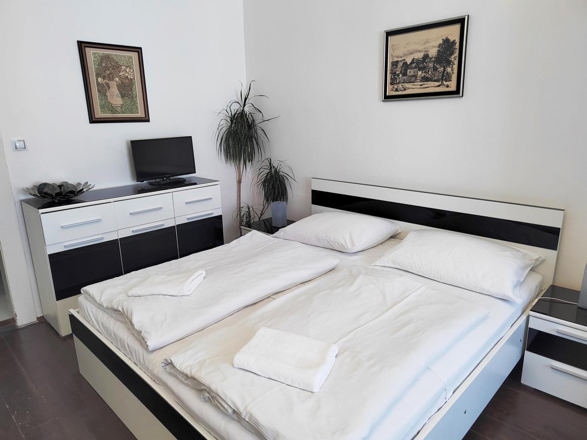 Tower Apartment Praag Buitenkant foto